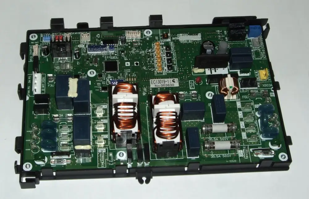 Schaltungsträger von Daikin mit verschiedenen elektronischen Komponenten, Relais und Spulen. Der Aufbau dient der Steuerung von Heiz- und Kühlsystemen.